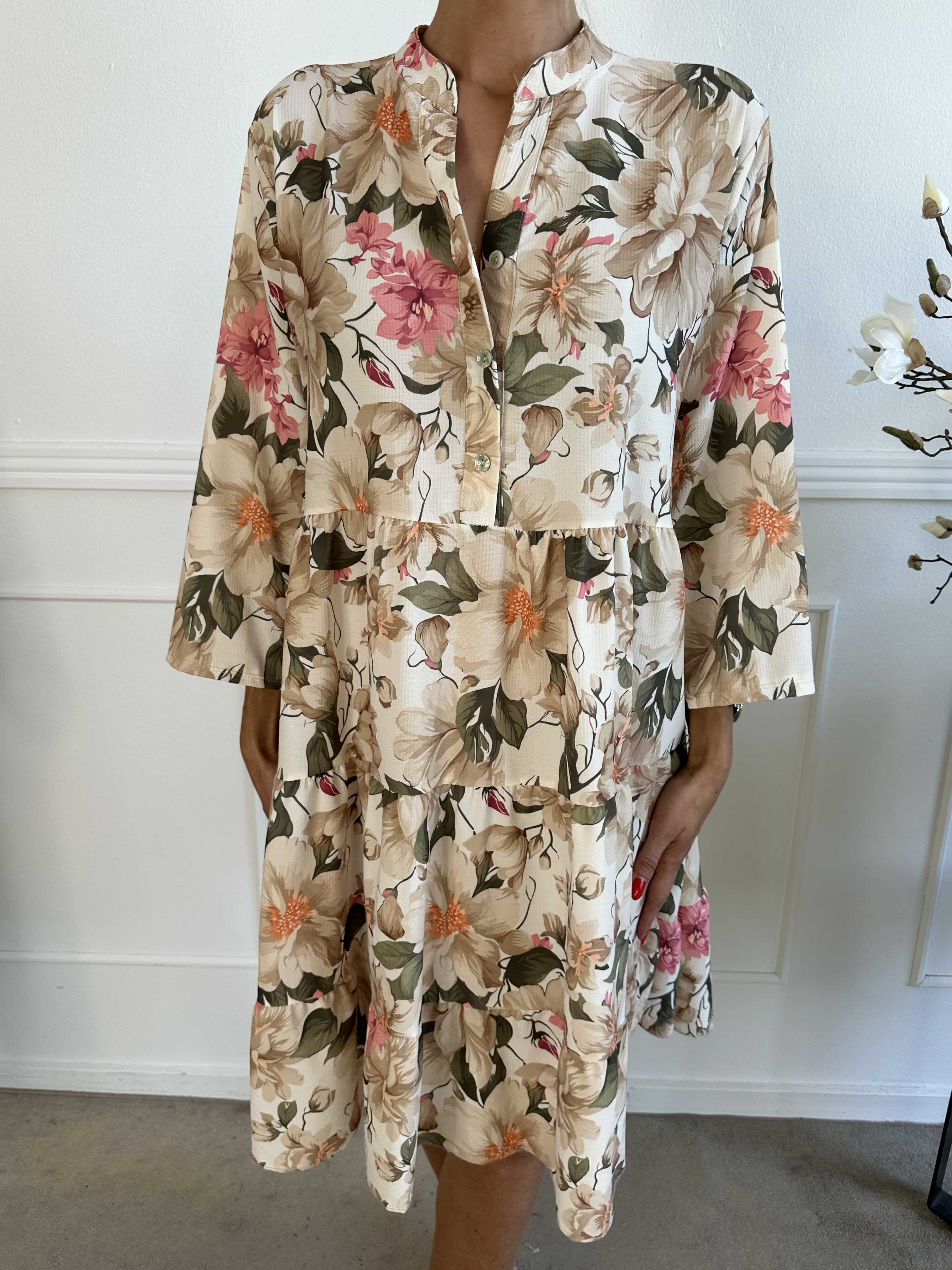 Flower Dress - Sød blomstret kjole med lag på lag look